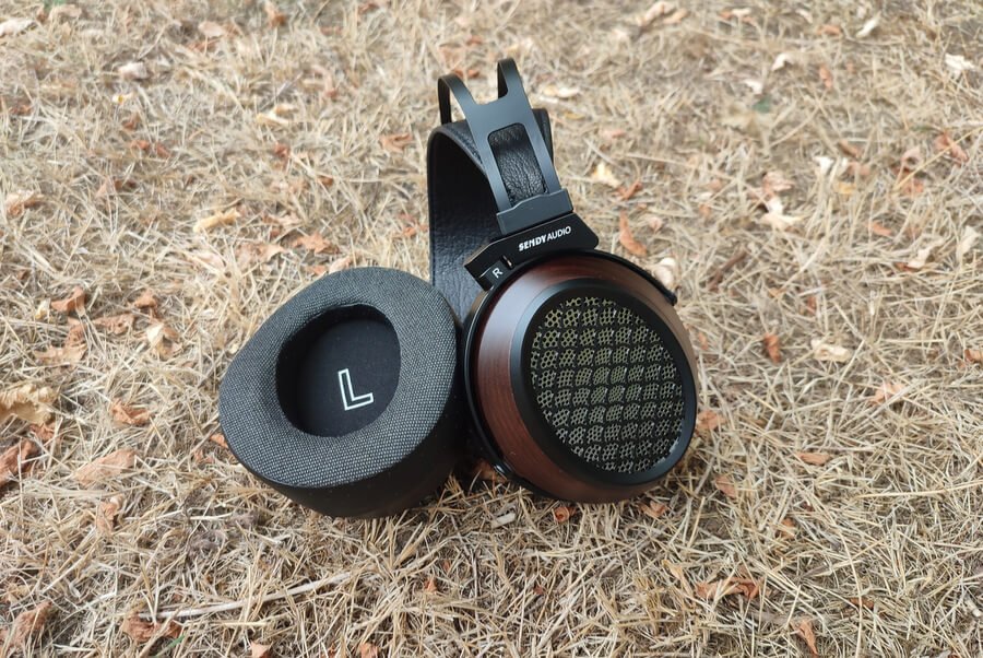 木質格調與平面振膜的再進化：Aiva 2 是否值得入手？