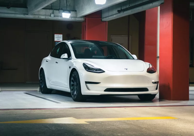 Tesla’s Slump Deepens: Why Robots Won’t Rescue a Slowing Core Market