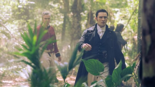 這部新上線的 Netflix 劇集由艾德‧威斯喀與約翰‧漢納主演：致敬經典海盜片的現代冒險愛情故事與三位演員的「私藏樂趣」