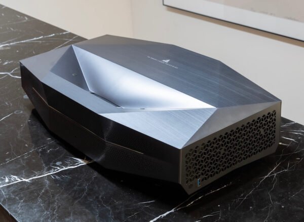 AWOL 推出 Aetherion Pro 與 Max UST 投影機，與 Hisense L9Q 在 CES 2026 前夕展開強勢比拼