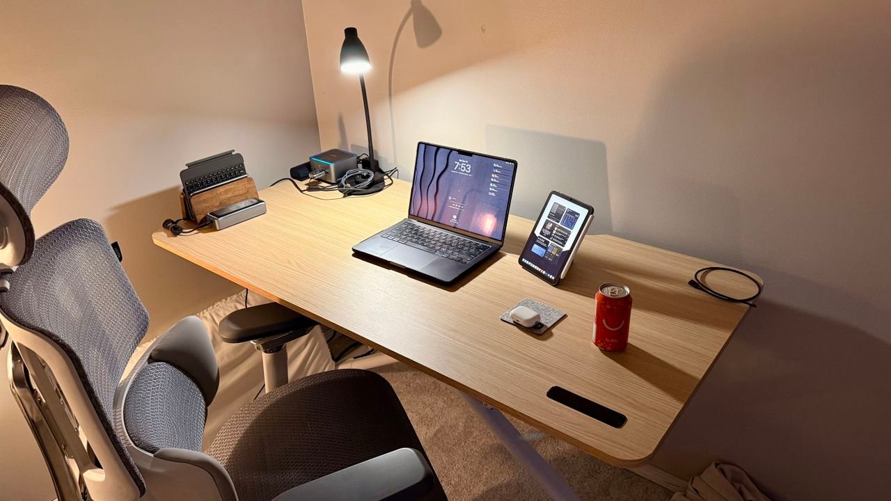 Marinamantra Flow:一款可降至近桌坐姿的站立桌,定位極簡與沉穩工作環境
