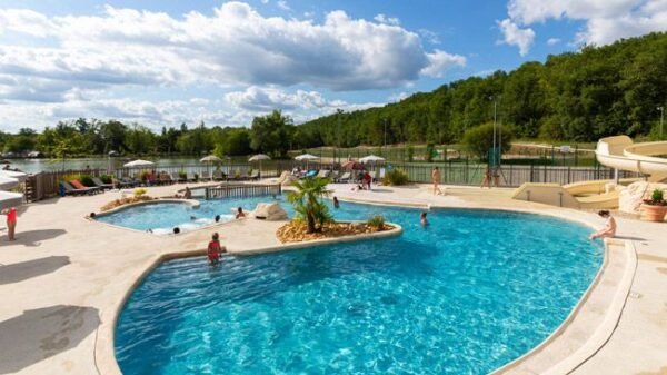 The 7 Benefits of Choosing a Campsite with a Great Swimming Pool