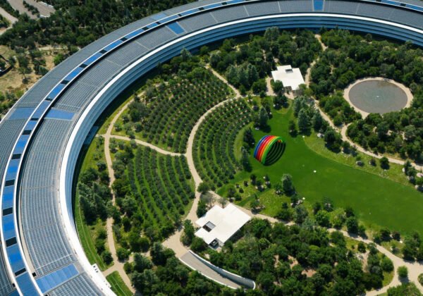 Apple Faces a Turbulent Week: FTC Pressure, Delayed Siri AI, and a Stock Sell-off