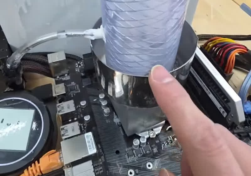 Modder Builds a CPU Cooler Powered by “Infinite” Ice from a Hacked Ice Maker