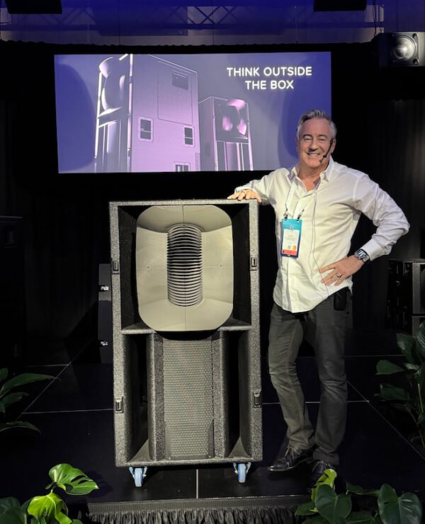 新世代 SR 系列登場｜Theory Professional 於 ISE 2026 亮相 SR-221.3 Extreme-Output 全頻段喇叭，為舞台聲音系統注入高輸出與更廣覆蓋