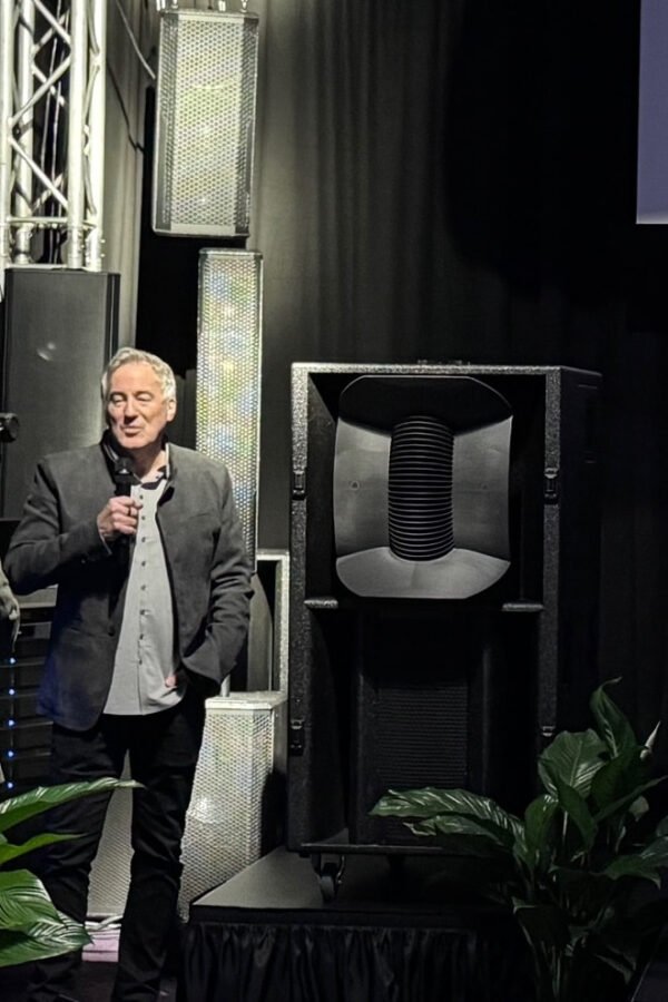 理論專業推出極致輸出全頻喇叭SR-221.3 與新SR系列在ISE 2026亮相