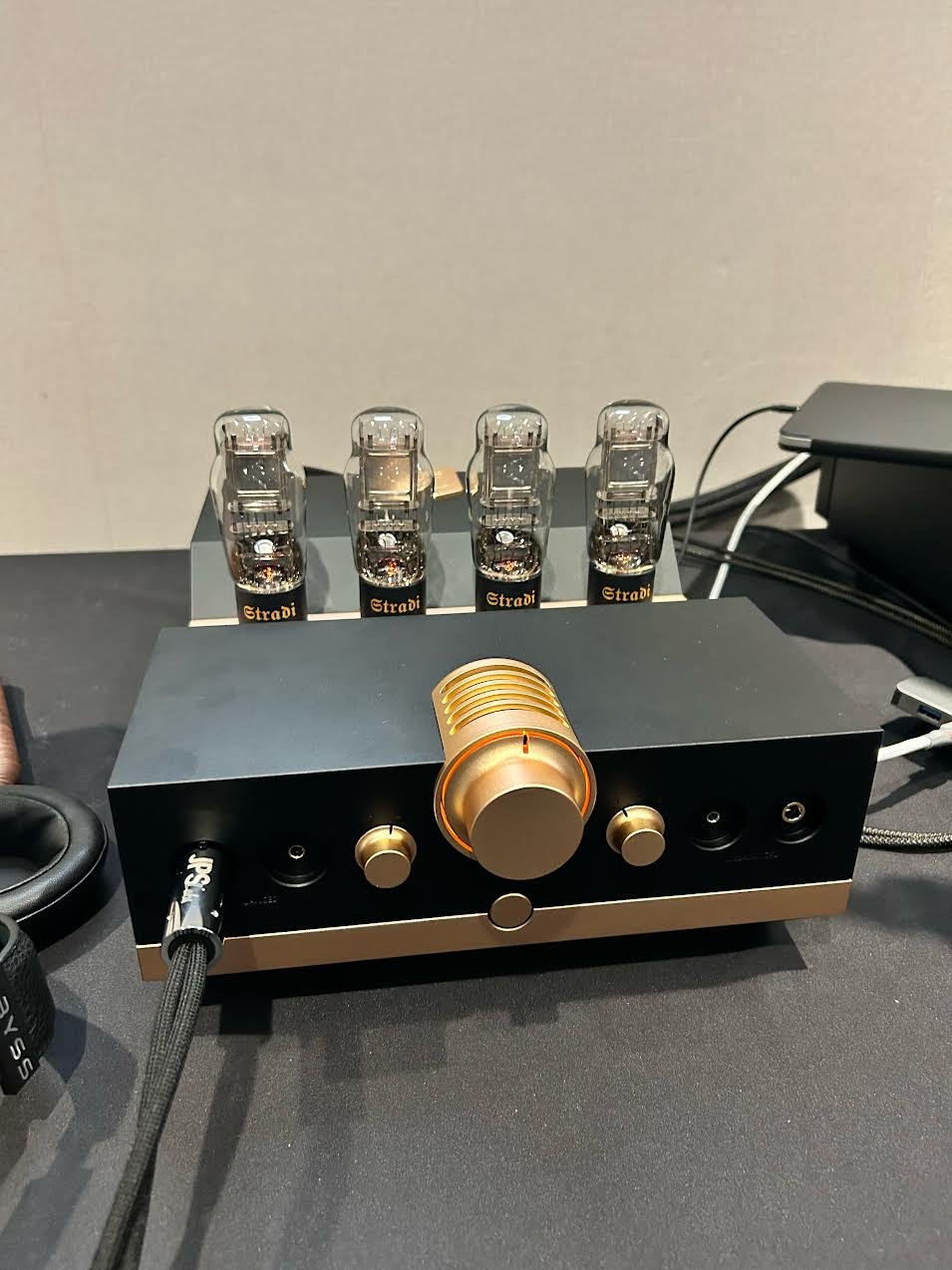 新旗艦舞台再升級：ABYSS Diana TC Signature 在CanJam NYC 2026亮相，4,995美元的平板動圈耳機是否具備挑戰Audeze、Meze與Dan Clark Au...