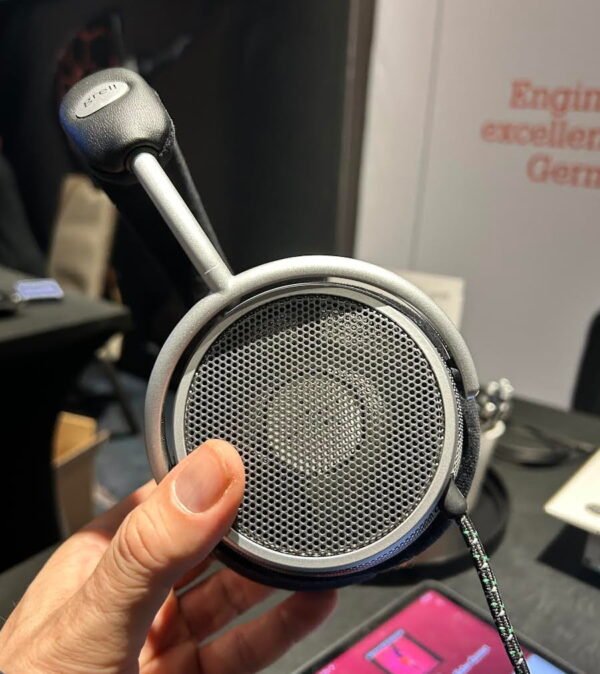 堅持獨特聲場觀感的格雷爾 OAE2 開放背式耳機於紐約CanJam 2026首度亮相，聲場前移讓人耳聞即信