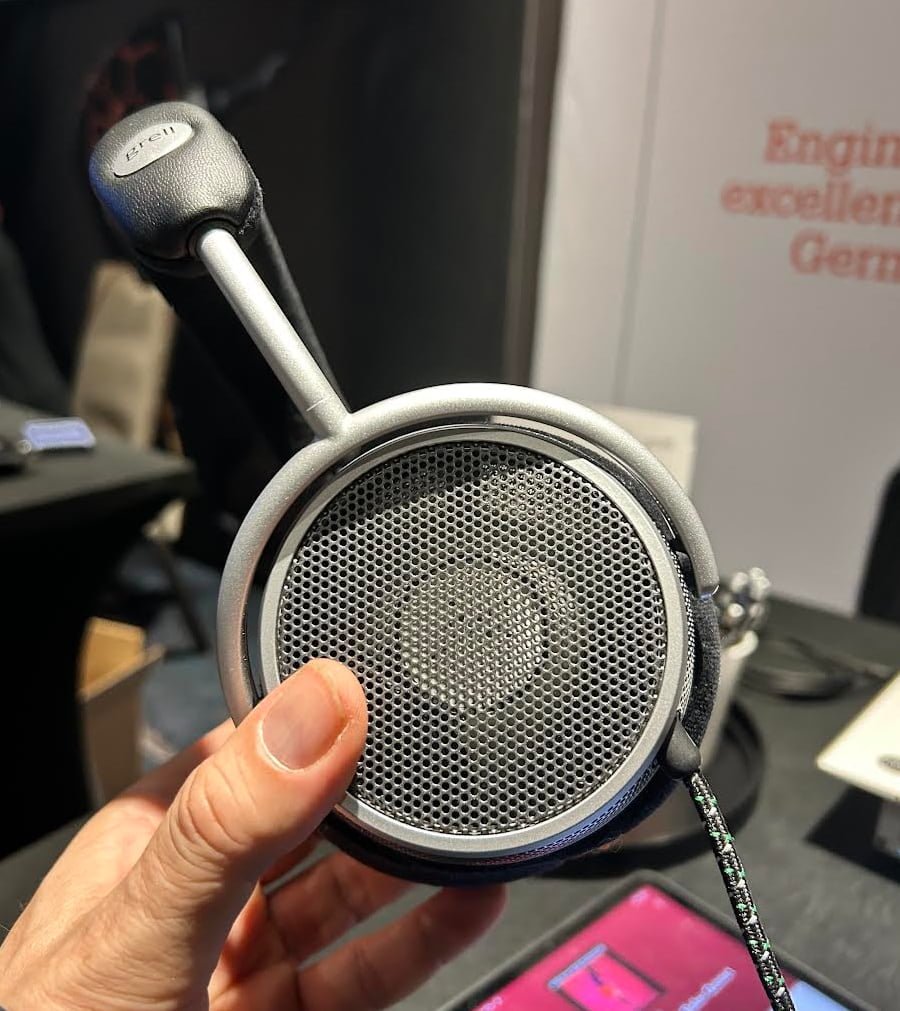 堅持獨特聲場觀感的格雷爾 OAE2 開放背式耳機於紐約CanJam 2026首度亮相，聲場前移讓人耳聞即信