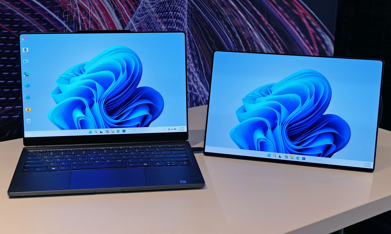 聯想模組化人工智慧電腦概念：可熱插拔端口的雙螢幕可變形筆記本